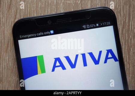Das Aviva-Logo wird auf einem modernen Smartphone angezeigt Stockfoto