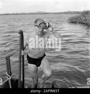 Niederländische Antillen und Suriname zum Zeitpunkt des königlichen Besuchs von Königin Juliana und Prinz Bernhard im Jahr 1955 EIN Taucherdatum: Oktober 1955 Ort: Niederländische Antillen Schlüsselwörter: Tauchen, Seen, Schiffe Stockfoto