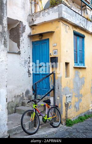 Procida, ITALIEN - 4. JANUAR 2020 - EIN traditionelles farbiges Haus in Procida, Süditalien Stockfoto