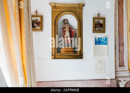 Procida, ITALIEN - 4. JANUAR 2020 - Die Kirche San Rocco befindet sich in der Via San Rocco, in der Nähe der Stufen des Pennino Stockfoto