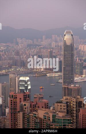 Hong Kong Aerial - Wolkenkratzer vom Peak, Hong Kong Island, mit Blick über den Hafen nach Kowloon in der Dämmerung, Sonnenuntergang, Hong Kong Asia Stockfoto