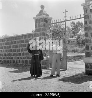 Israel 1948-1949:Galiläa EIN Mönch der Franziskaner und ein unbekannter Mann am Zaun des Klosters der Franziskaner am Kapernaum Datum: 1948 Ort: Israel, Kapernaum, Tiberias Schlüsselwörter: Franziskaner, Kloster, Mönch, Zäune Stockfoto