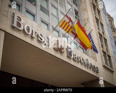 Barcelona, SPANIEN - 28. August 2018: Barcelona, SPANIEN - AUGUST 2018: Das Gebäude Borsa de Barcelona (Börse Barcelona) mit Spanisch und Katalanisch Stockfoto