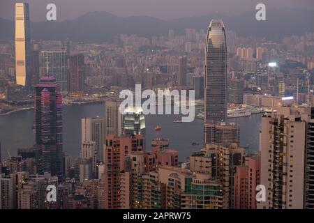 Hong Kong Aerial - Wolkenkratzer vom Peak, Hong Kong Island, mit Blick über den Hafen nach Kowloon in der Dämmerung, Sonnenuntergang, Hong Kong Asia Stockfoto