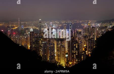 Hongkong Panorama bei Nacht - Blick auf die Skyline der Stadt Hongkong im Dunkeln vom Gipfel; Hongkong Asien Stockfoto