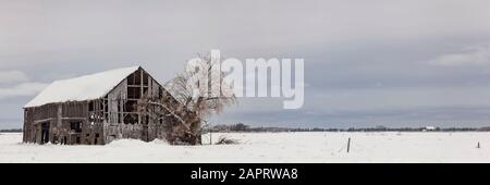 Verfallene Scheune im Winter mit Schnee und Eis bedeckt; Sault St. Marie, Michigan, Vereinigte Staaten von Amerika Stockfoto