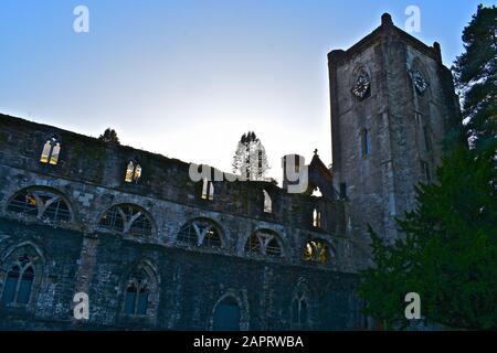 Kirchturm, Nordgang Und Langhaus der Kathedrale von Dunkeld mit herbstlichender Sonne von hinten. Stockfoto