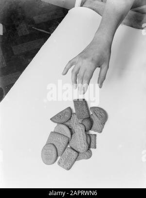 Werbefotografie EINE Hand wählt einen Keks Verkade Datum: 1932 Schlagwörter: Hände, Kuchen Institutionenname: Verkade Stockfoto