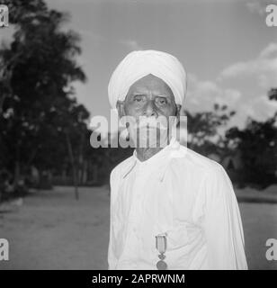 Niederländische Antillen und Suriname zum Zeitpunkt des königlichen Besuchs von Königin Juliana und Prinz Bernhard im Jahre 1955 EIN Hindostani-Mann mit Auszeichnung Datum: 4. November 1955 Ort: Paramaribo, Suriname Schlüsselwörter: Hindostanen, Porträts Stockfoto