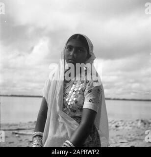 Reise nach Suriname und die niederländischen Antillen HINDU-FRAU am Ufer des Suriname-Flusses Datum: 1947 Ort: Suriname Schlüsselwörter: Hindus, Flüsse Stockfoto