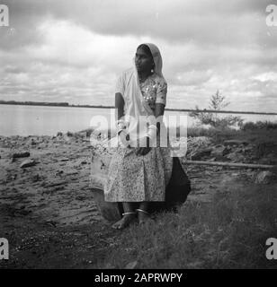 Reise nach Suriname und die niederländischen Antillen HINDU-FRAU am Ufer des Suriname-Flusses Datum: 1947 Ort: Suriname Schlüsselwörter: Hindus, Flüsse Stockfoto