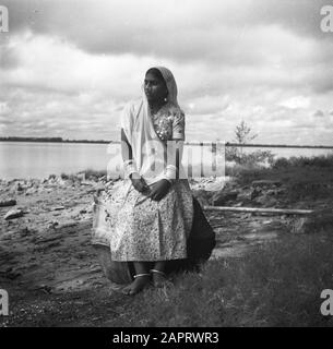 Reise nach Suriname und die niederländischen Antillen HINDU-FRAU am Ufer des Suriname-Flusses Datum: 1947 Ort: Suriname Schlüsselwörter: Hindus, Flüsse Stockfoto