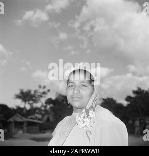 Niederländische Antillen und Suriname zum Zeitpunkt des königlichen Besuchs von Königin Juliana und Prinz Bernhard im Jahr 1955 EINE geborene Frau Datum: 4. November 1955 Ort: Paramaribo, Suriname Schlüsselwörter: Eingeborene, Frauen Stockfoto
