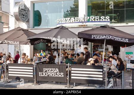 Pizza Express Hongkong - Menschen, die im Restaurant Pizza Express, Stanley Town, Hong Kong Island, Hong Kong Asia essen und trinken Stockfoto