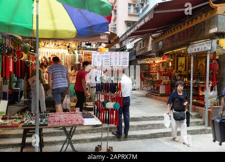 Lascar Row Hongkong; Menschen, die unter den Antiquitätenständen in Upper Lascar Row, Hong Kong Island, Hong Kong Asia einkaufen Stockfoto