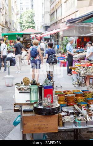 Lascar Row Hongkong; Menschen, die unter den Antiquitätenständen in Upper Lascar Row, Hong Kong Island, Hong Kong Asia einkaufen Stockfoto