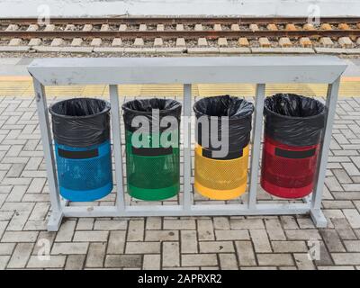 Farbige Mülltonnen am Bahnhof in Sotschi Stockfoto