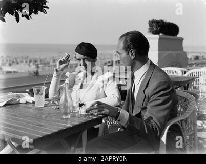 Scheveningen. Ein Mann namens Farrar und eine Frau (Yvonne?) auf einer Terrasse Datum: 1933 Schlüsselwörter: Männer, Rauchen, Terrassen, Frauen persönlicher Name: Farrar Stockfoto