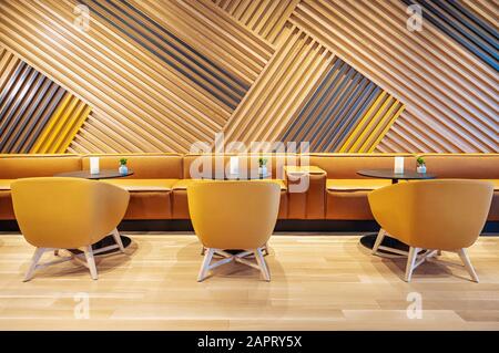 Umweltfreundliches Design in modernem Interieur. Moderne Innenausstattung. Holzwand. Die Innenräume verwenden natürliche und ökologische Materialien, die den Raum mit Wärme füllen können. Stockfoto