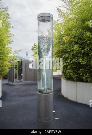 Wasser in einem zylindrischen Glaskolben erzeugt einen Tornado-Park in Sotschi Stockfoto