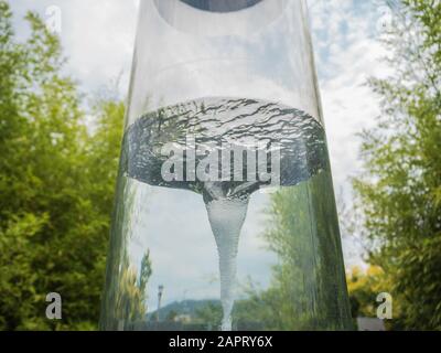 Wasser in einem zylindrischen Glaskolben erzeugt einen Tornado-Park in Sotschi Stockfoto