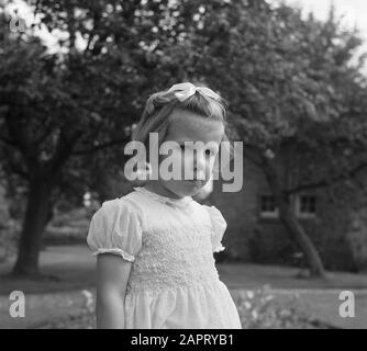 Reportage Eppo Doeve EIN Mädchen Martineau, im Garten der Old Lodge in Terlow (Buckinghamshire) der Martineau Familie Datum: Juli 1954 Ort: Großbritannien Schlüsselwörter: Landhäuser, Mädchen, Gärten persönlicher Name: Martineau, J. Stockfoto