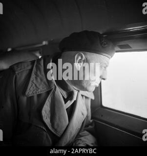 Prinz Bernhard besucht niederländische Truppen auf ihrem Armeestab in Großbritannien während des zweiten Weltkriegs EIN Militär schaut aus dem Fenster eines Flugzeuges Datum: 1940 Ort: Großbritannien Schlüsselwörter: Königshaus, Militär Stockfoto