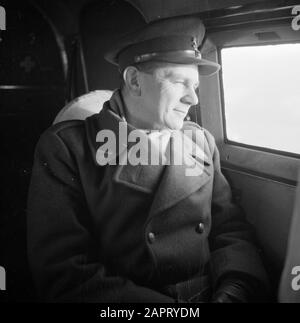 Prinz Bernhard besucht niederländische Truppen auf ihrem Armeestab in Großbritannien während des zweiten Weltkriegs EIN Militär schaut aus dem Fenster eines Flugzeuges Datum: 1940 Ort: Großbritannien Schlüsselwörter: Königshaus, Militär Stockfoto