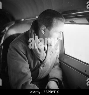 Prinz Bernhard besucht niederländische Truppen auf ihrem Armeestab in Großbritannien während des zweiten Weltkriegs EIN Militär schaut aus dem Fenster eines Flugzeuges Datum: 1940 Ort: Großbritannien Schlüsselwörter: Königshaus, Militär Stockfoto