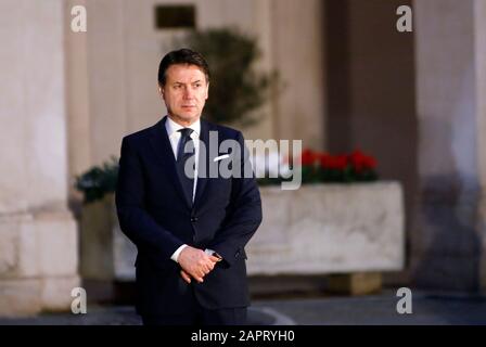 Rom, Italien. Januar 2020. Der italienische Premier Giuseppe Conte wartet auf die Ankunft des irakischen Präsidenten im Chigi-Palast. Kredit: Riccardo De Luca Credit: Bilder Aktualisieren/Alamy Live News Stockfoto