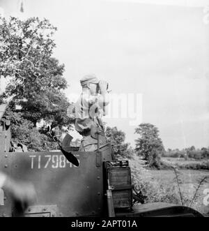 Reinigungsaktion Tangerang 4-11 RI und 4-9 RI Ein Offizier beobachtet die Umwelt durch Ferngläser von einem Bring Carrier Datum: September 1947 Ort: Indonesien, Niederländisch-Indien Stockfoto