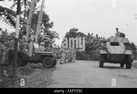 Salatiga. Feier des 134-jährigen Bestehens der Hussaren von Boreel durch die 2. Eskadron Armored Cars Ein gepanzerter Wagen fährt während des Defilés einen Jeep durch, in dem Oberst D.R.A. van langen den Paradetermin nimmt: 25. November 1947 Ort: Indonesien, Java, Niederländische Ostindien, Salatiga Stockfoto