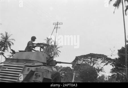 Salatiga. Feier des 134-jährigen Bestehens der Hussaren von Boreel durch die 2. Eskadron Armored Cars Ein gepanzerter Wagen fährt während des Defilés Datum: 25. November 1947 Ort: Indonesien, Java, Niederländische Ostindien, Salatiga Stockfoto