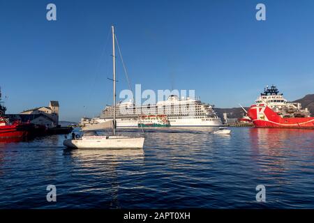 Segelboot Erster Spieler. Im Hintergrund fährt das Kreuzfahrtschiff Viking Star am Skolten Kai im Hafen von Bergen, Norwegen. Tankschiff Oslo Tank neben dem großen c Stockfoto