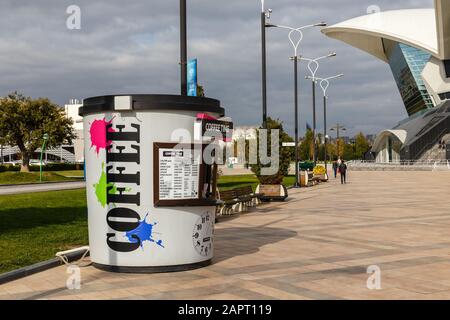 Baku, Aserbaidschan - 14. November 2019: Kaffeebar am Kaspischen Meer in Baku. Kaffeezeit. Kaffeehaus. Stockfoto