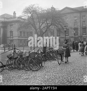 Dublin EINE Studentin sucht ihr Fahrrad, das im Innenhof des Trinity College steht Datum: 1946 Ort: Dublin, Irland Schlüsselwörter: Fahrräder, Studenten, Universitäten Stockfoto