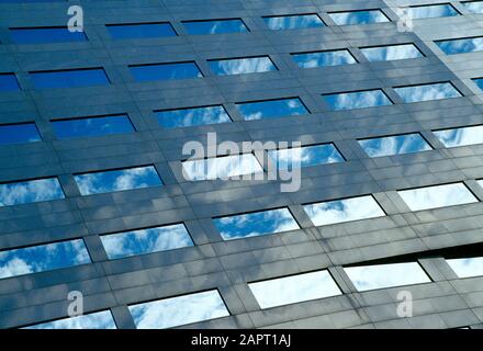 Architektur. Geschäftsgebäude mit Himmelsreflexionen in Fenstern. Stockfoto