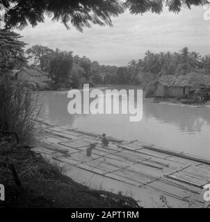Reise nach Indonesien EINE Frau macht die Wäsche auf einer Bambusschleuse im Fluss Datum: 1946 Ort: Indonesien, Java, Niederländische Ostindien Schlüsselwörter: Bambus, Kampongs, Flöße, Frauen, Wäsche: Poll, Willem van de, Stockfoto