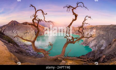 Sonnenaufgang am Vulkan Ijen; Ost-Java, Java, Indonesien Stockfoto