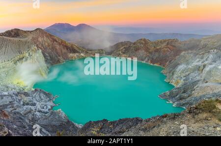 Sonnenaufgang am Vulkan Ijen; Ost-Java, Java, Indonesien Stockfoto