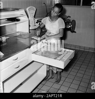 Niederländische Antillen und Suriname zum Zeitpunkt des königlichen Besuchs von Königin Juliana und Prinz Bernhard im Jahr 1955 EIN Geschäft in Willemstad Datum: Oktober 1955 Standort: Curaçao, Willemstad Schlüsselwörter: Innenräume, Personal, Frauen, Geschäfte Stockfoto