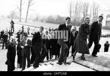 Erstes Kabinett Van Agt (1977-1981). Nach der Vereidigung gehen die Minister die Stufen des Soestdijk-Palastes hinauf. Im Vordergrund stehen Königin Juliana, Wiegel und Van Agt. Soestdijk, 19. Dezember 1977; Stockfoto