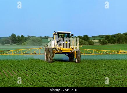Landwirtschaft - Chemische Anwendung von Herbizid auf einem Gebiet von Sojabohnen mit frühem Wachstum durch einen RoGator Weed Eater / Hennepin County, Minnesota, USA. Stockfoto