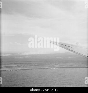 Niederländische Antillen und Suriname zum Zeitpunkt des königlichen Besuchs von Königin Juliana und Prinz Bernhard im Jahr 1955 Insel vom Flugzeug aus gesehen Datum: 1. Oktober 1955 Ort: Niederländische Antillen Schlüsselwörter: Luftaufnahmen Stockfoto