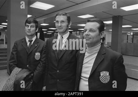 Das Team Carl Zeiss Jena kommt nach Schiphol zu einem Spiel gegen Ajax. Peter Ducke, Torhüter Wolfgang Blockwitz und Roland Ducke Datum: 10. März 1970 Standort: Noord-Holland, Schiphol Schlüsselwörter: Flughäfen, Fußballspieler Personenname: Blockwitz, Wolfgang, Ducke, Roland, Ducke, Peter Stockfoto