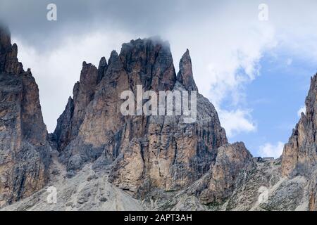 Die Toni Demetz Refuge / Rifugio in der Bergfelsenformation Sassolungo / Langkofel in Gröden, in den Dolden / in den Dolomiti, Italien. Stockfoto