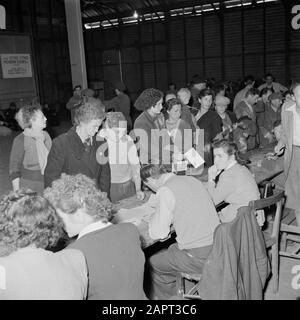 Israel 1948-1949 Emigranten (Öl) aus Ländern hinter dem Eiserne Vorhang werden sofort nach der Ankunft in Israel im Hafen von Haifa registriert Datum: 1948 Ort: Haifa, Israel Schlüsselwörter: Emigranten, persönliche Registrierung Stockfoto