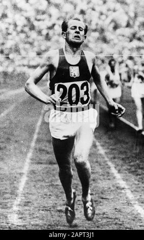 Deutsch: Emil-Zápotek bei seinem siegreichen Ziel im 10.000-Meter-Lauf am 30. Juli 1948 in London: Emil-Zátopek; Stockfoto