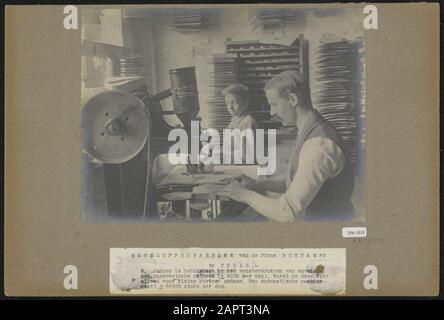 Ein Junge hilft beim Fensterdruck von Umschlägen an der Firma Bontamps, Venlo. Diese "altmodische" Methode wird nur auf kleine Chargen angewendet. Manuell werden 6000 Fensterumschläge hergestellt, Maschine ca. 23.000 pro Tag Datum: Ca. Im Jahr 1919 Stockfoto