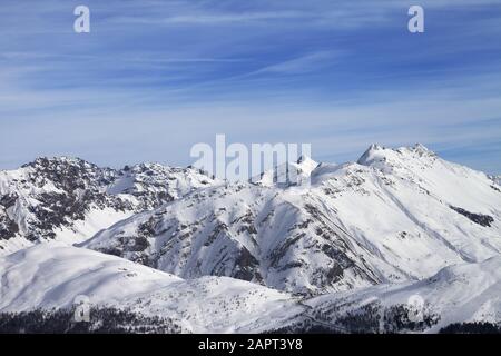 Schneebedeckter Hang in hohen Winterbergen und schöner, sonniger bewölkter Himmel. Italienische Alpen. Livigno, Region Lombardei, Italien, Europa. Stockfoto